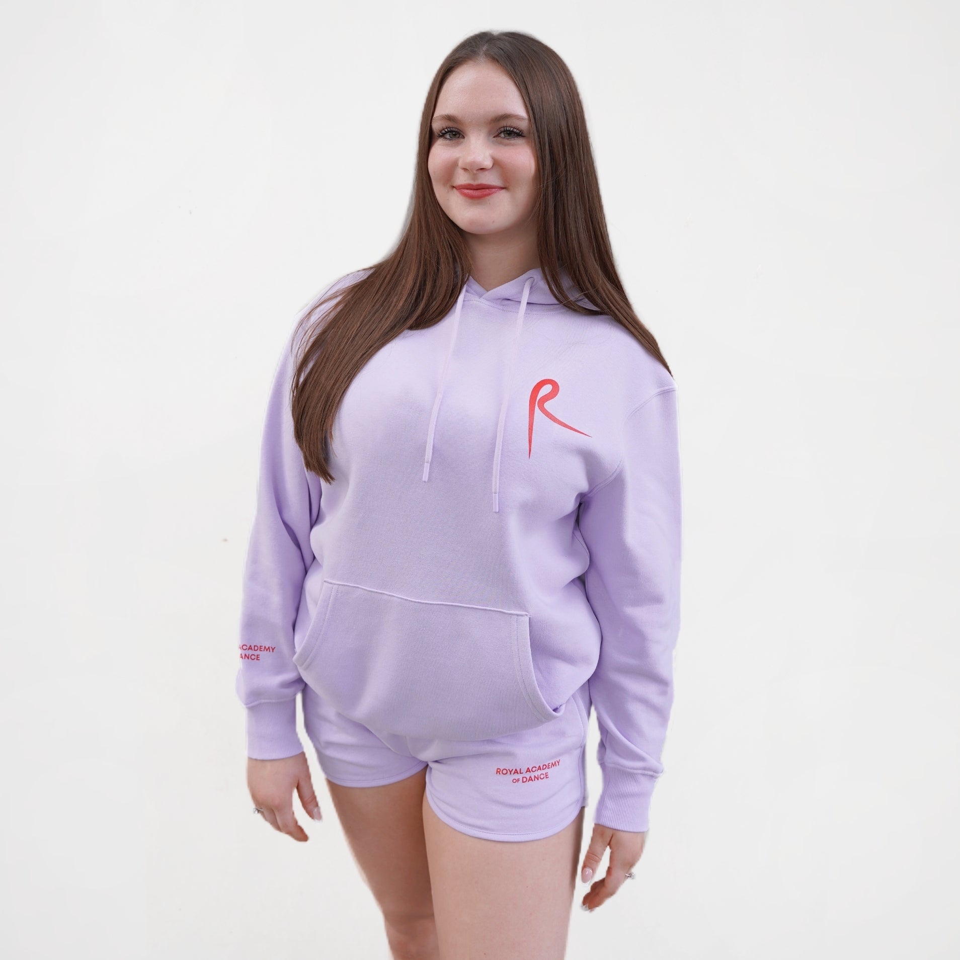 Lilac jogger shorts with the logo Royal Academy of Dance in red